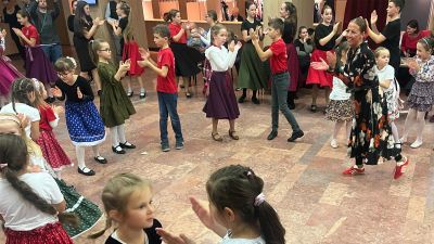 PADKAPOROS TÁNCHÁZ INOKA GYŐZŐ ÉS BARÁTAIVAL